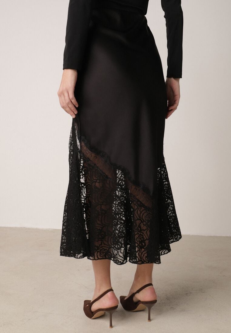 Czarna Spódnica z Satyny z Koronką i Rozcięciem na Nogę Doritana 3