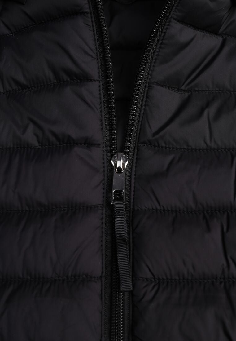 Czarna Klasyczna Kurtka Przejściowa z Pikowaniem i Odpinanym Kapturem Pretiella 8