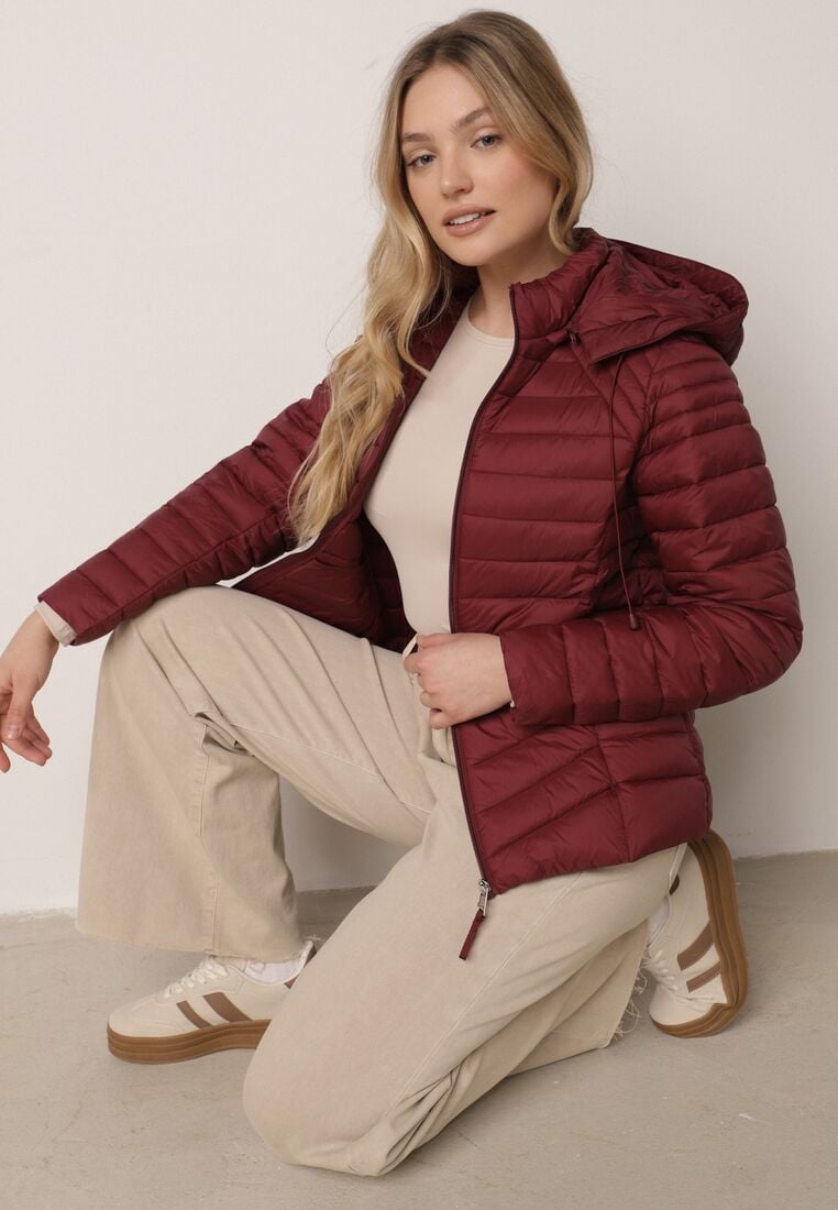 Bordowa Klasyczna Kurtka Przejściowa z Pikowaniem i Odpinanym Kapturem Pretiella 1