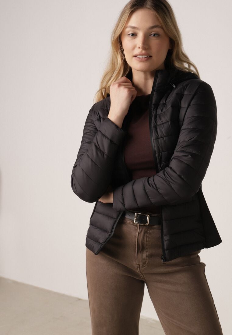 Czarna Pikowana Kurtka Przejściowa z Kapturem i Elastycznymi Panelami Feziala 1