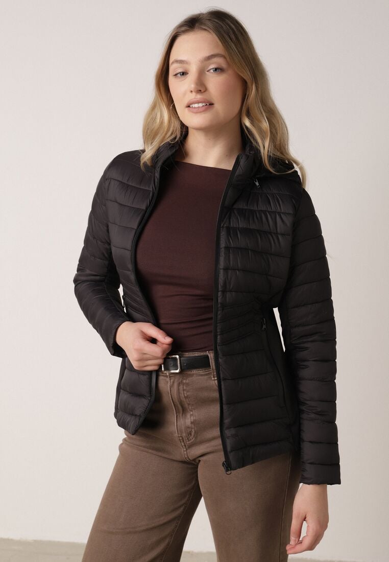 Czarna Pikowana Kurtka Przejściowa z Kapturem i Elastycznymi Panelami Feziala 4