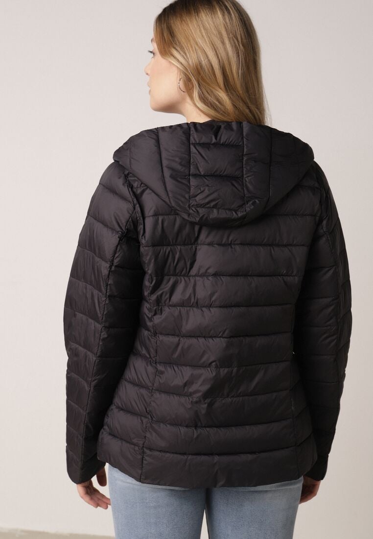 Czarna Przejściowa Kurtka z Kapturem i Pikowanymi Przeszyciami Pretilda 3