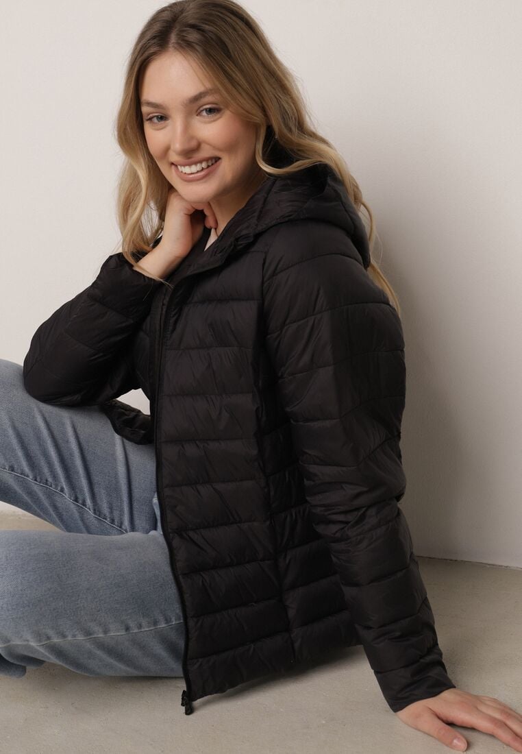 Czarna Przejściowa Kurtka z Kapturem i Pikowanymi Przeszyciami Pretilda 4