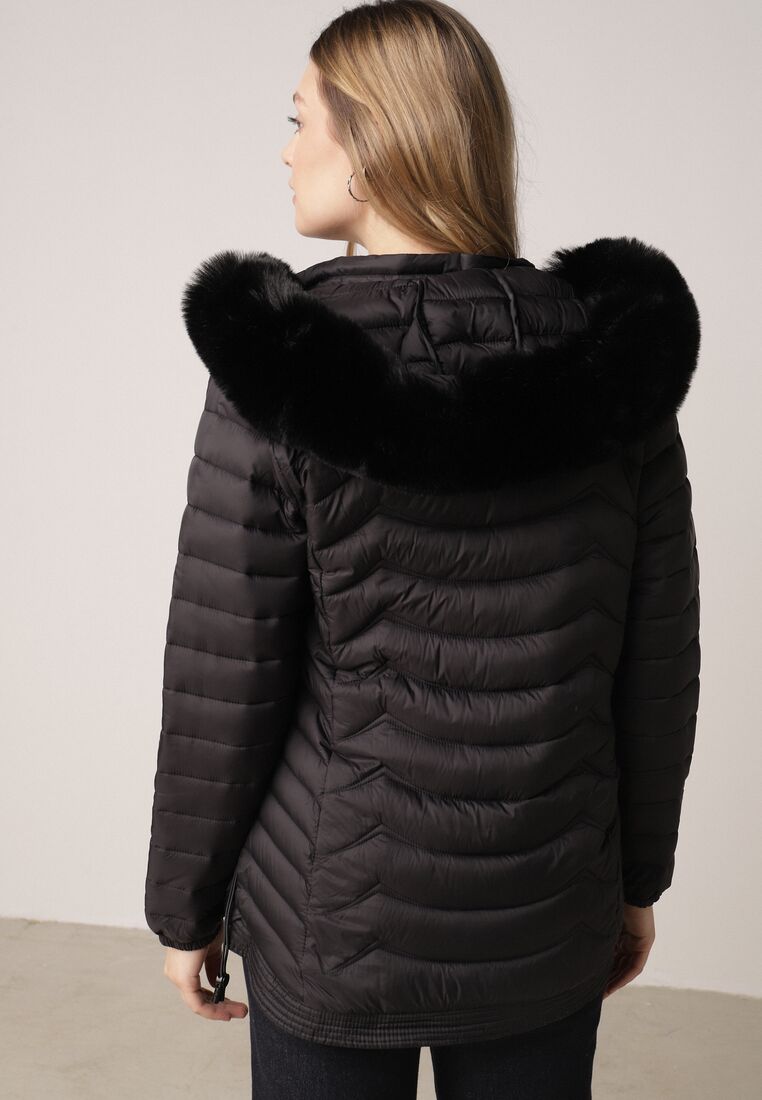 Czarna Pikowana Kurtka Przejściowa z Kapturem i Ściągaczami po Bokach Fezika 3