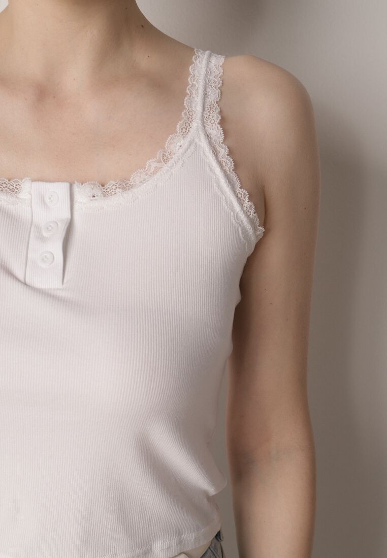 Biały Top z Bawełny Ozdobiony Guzikami i Koronką przy Dekolcie Beralie 5