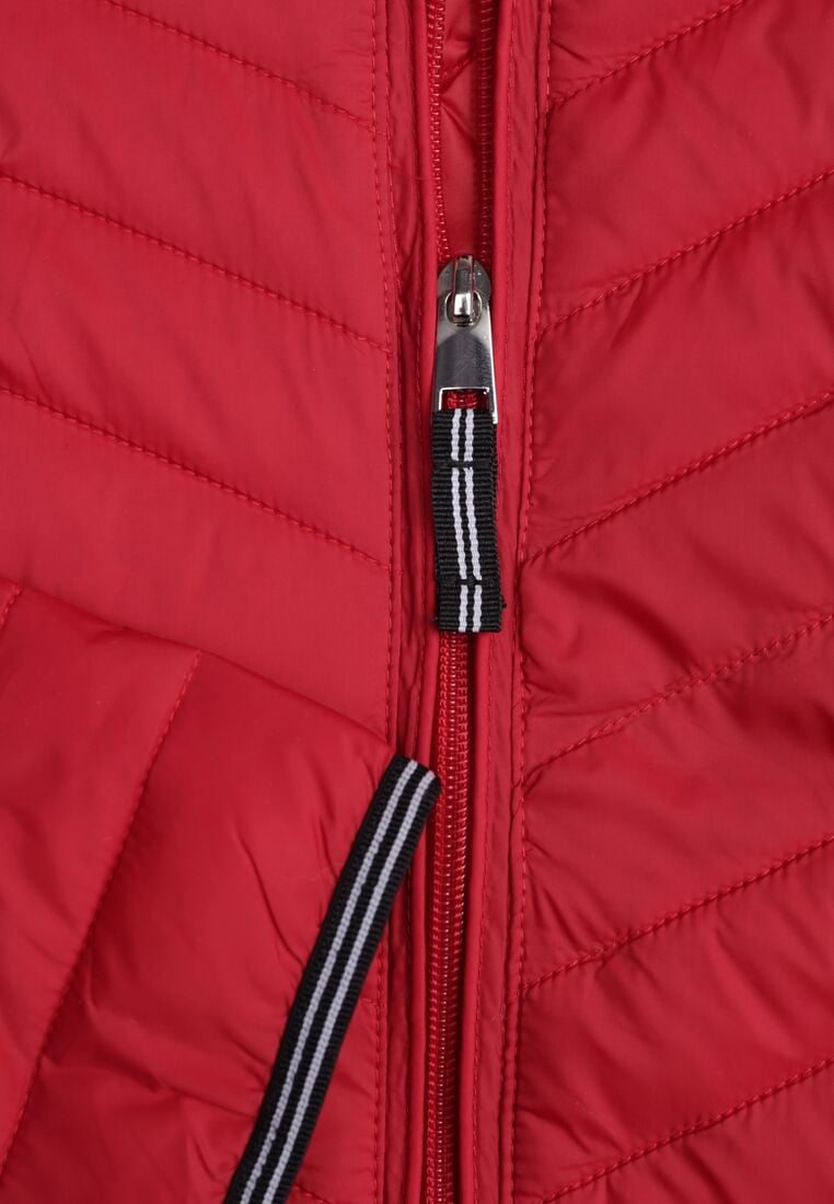 Czerwona Pikowana Kurtka Przejściowa z Ozdobną Lamówką przy Kapturze Tidorna 8