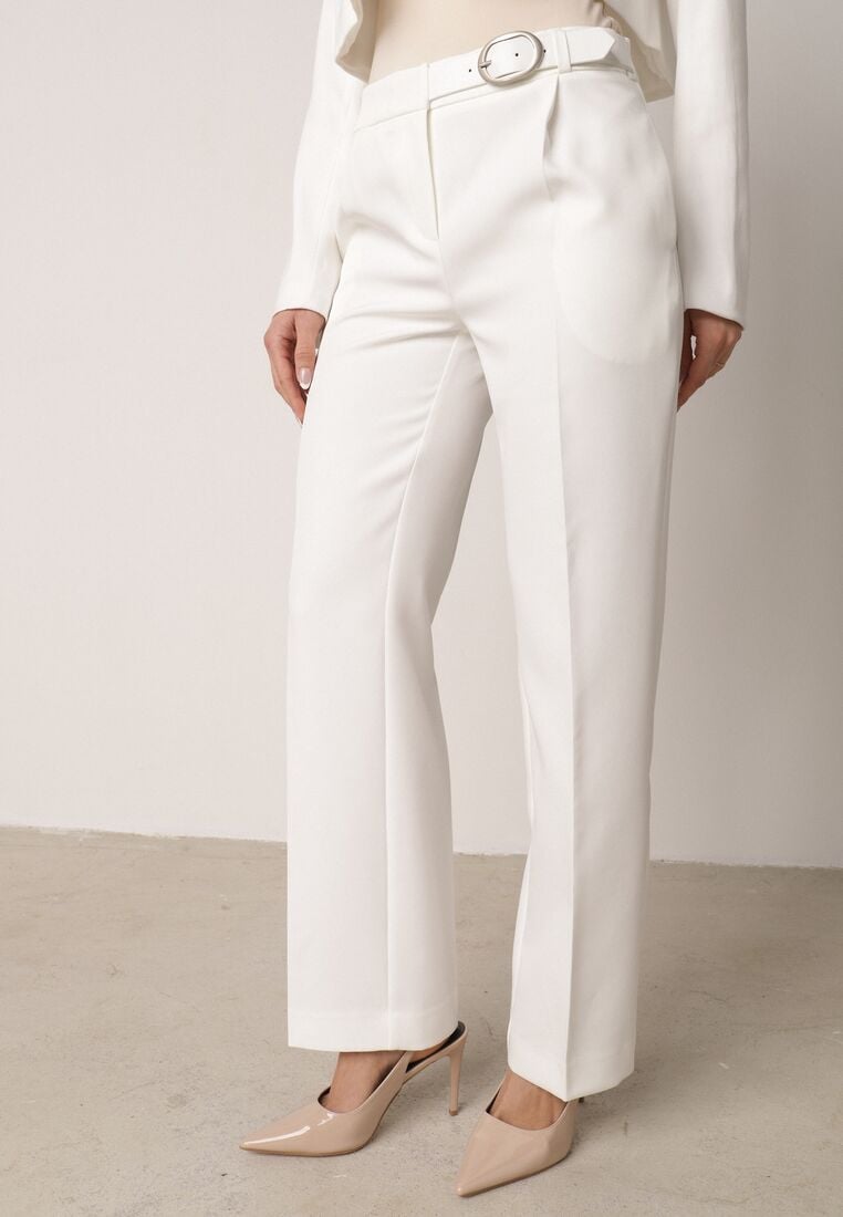 Białe Garniturowe Spodnie VICES na Kant z Wszytym Paskiem z Klamrą Azivore 1