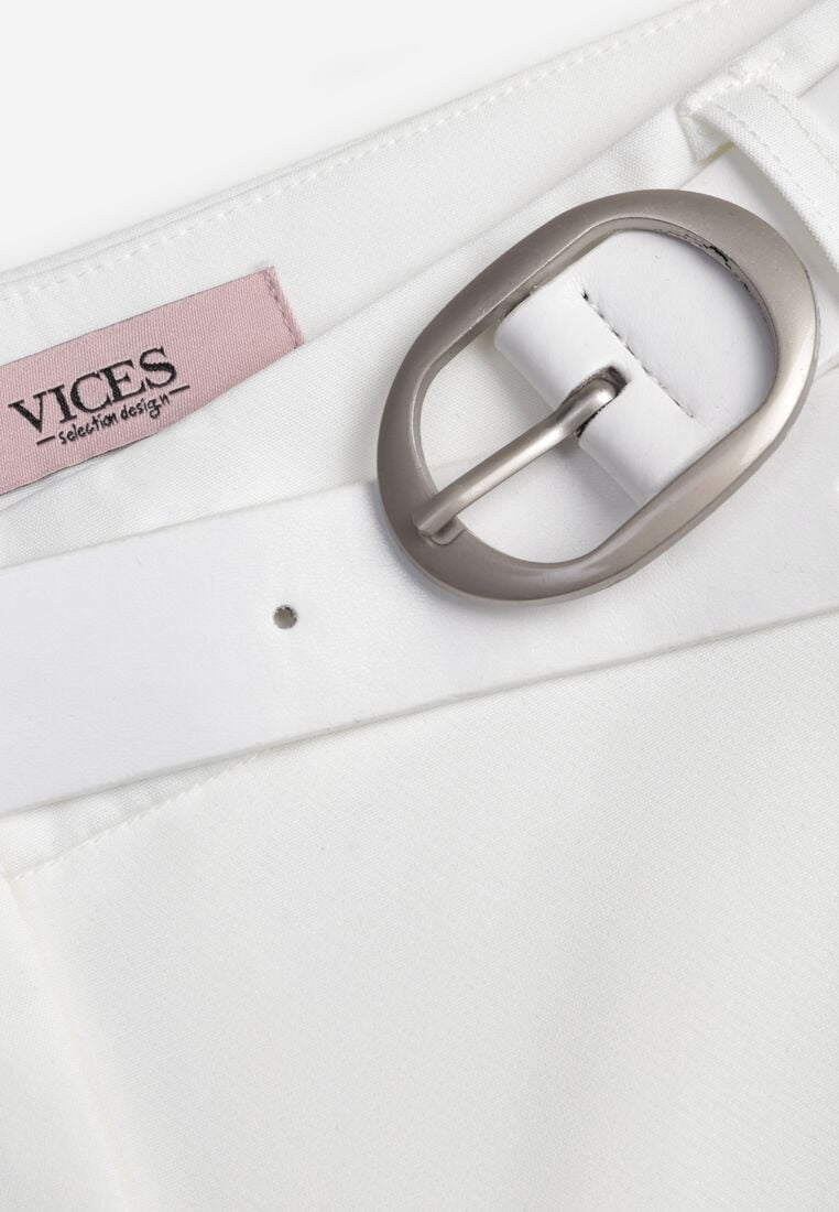 Białe Garniturowe Spodnie VICES na Kant z Wszytym Paskiem z Klamrą Azivore 8
