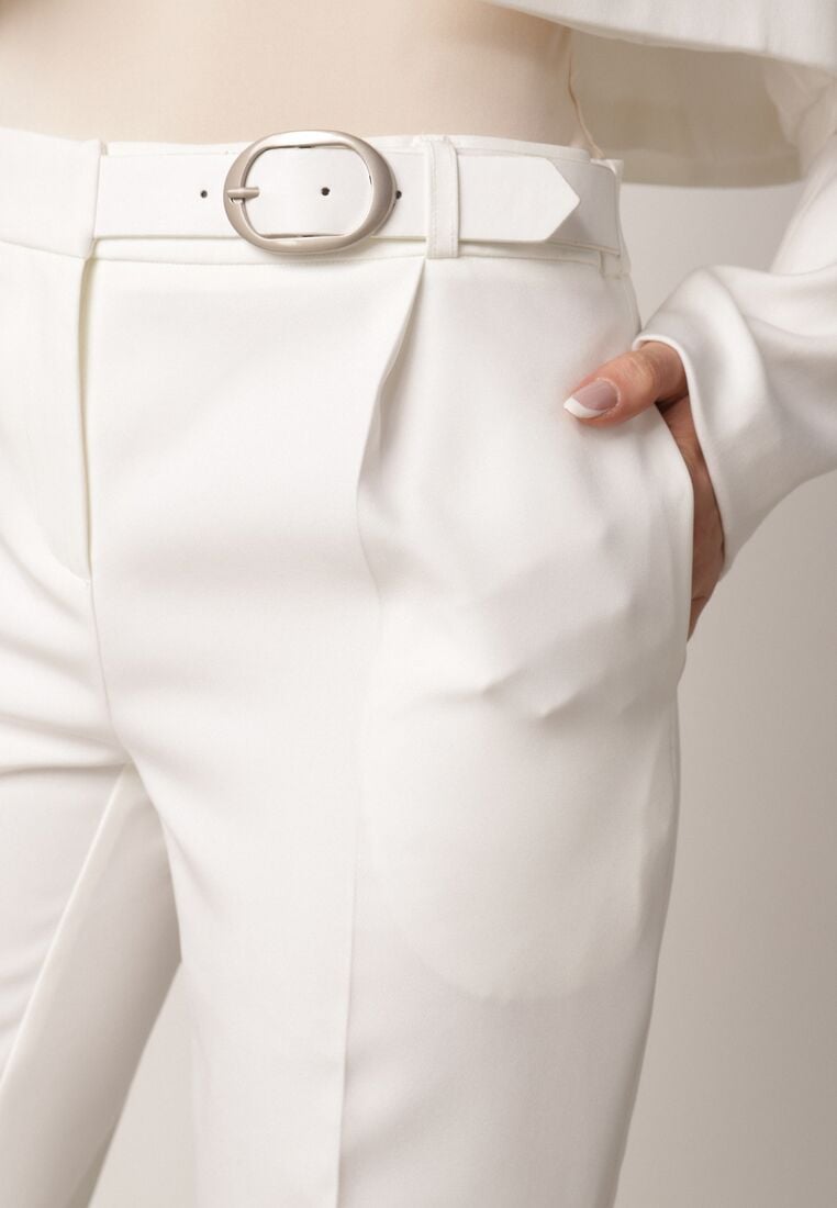 Białe Garniturowe Spodnie VICES na Kant z Wszytym Paskiem z Klamrą Azivore 5