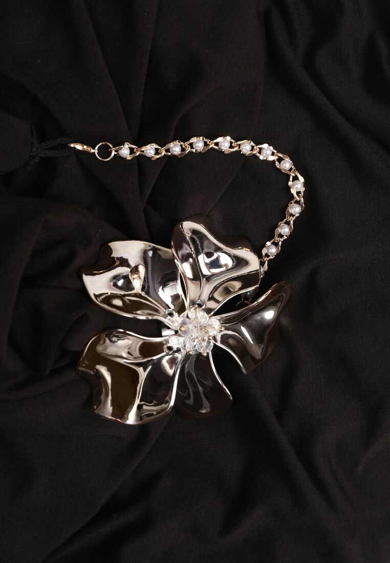 Czarny Elegancki Top Halter Ozdobiony Łańcuszkiem i Kwiatową Broszką Idisara 8