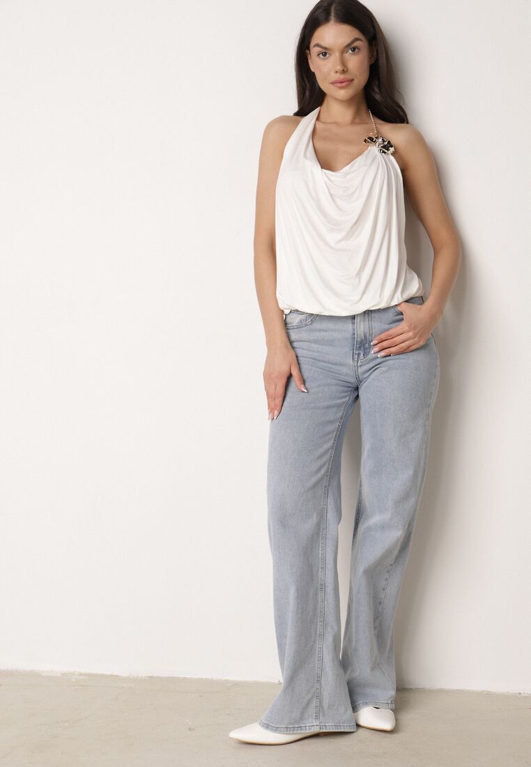 Biały Elegancki Top Halter Ozdobiony Łańcuszkiem i Kwiatową Broszką Idisara 2