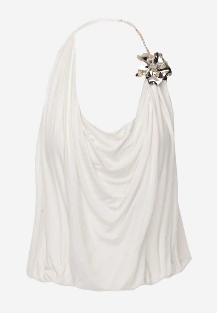 Biały Elegancki Top Halter Ozdobiony Łańcuszkiem i Kwiatową Broszką Idisara 6
