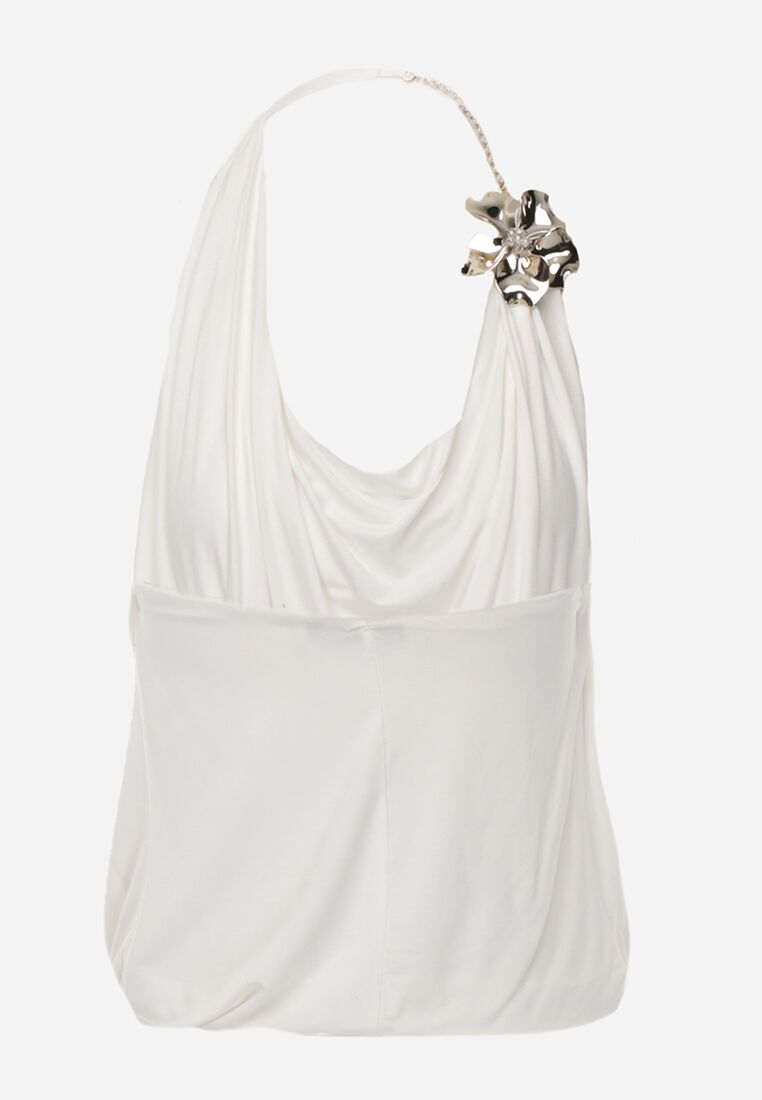 Biały Elegancki Top Halter Ozdobiony Łańcuszkiem i Kwiatową Broszką Idisara 7