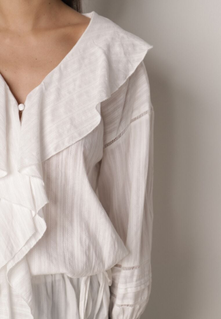 Biała Bawełniana Bluzka w Romantycznym Stylu z Falbankami i Wiązaniem Cezarina 5