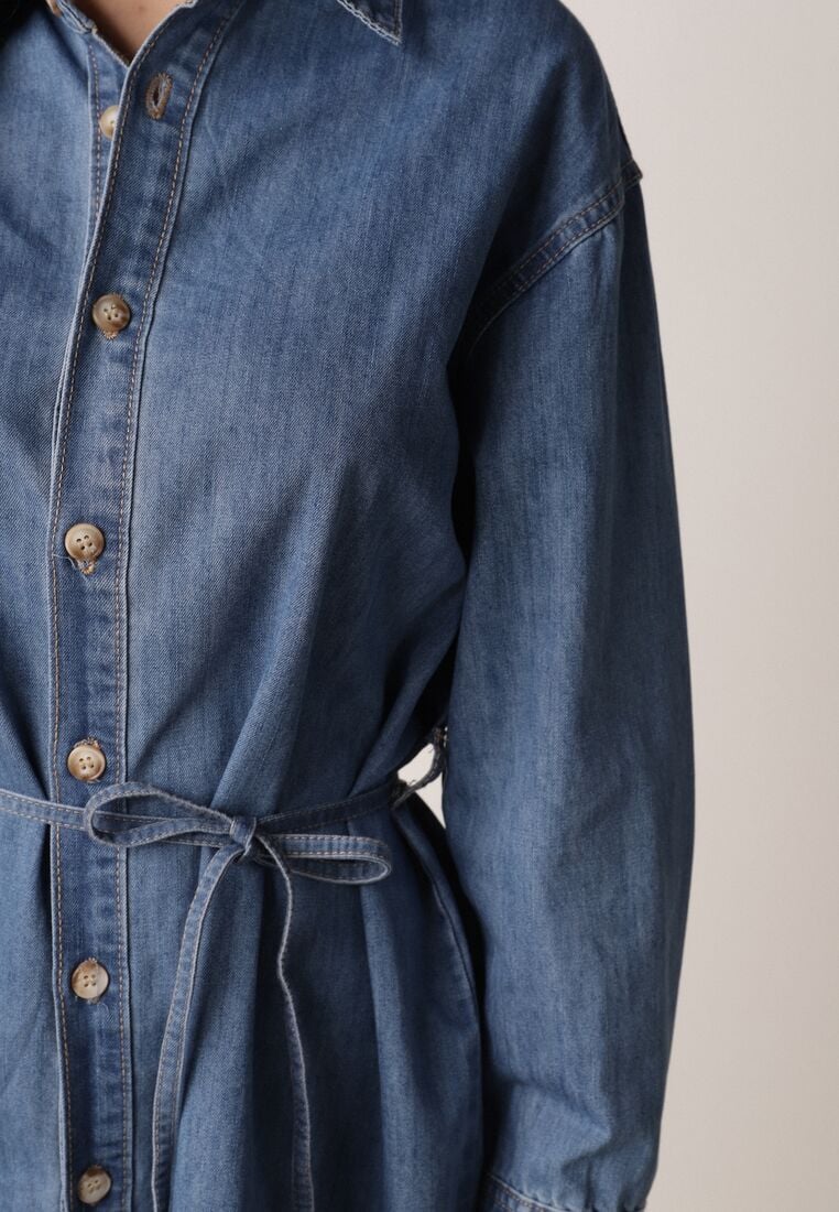 Niebieska Koszulowa Sukienka Jeansowa z Bawełną Ozdobiona Paskiem Carenatesa 5