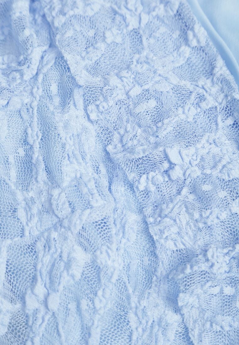 Niebieska Koronkowa Sukienka z Falbankami i Wiązaniem przy Dekolcie Delanatea 8