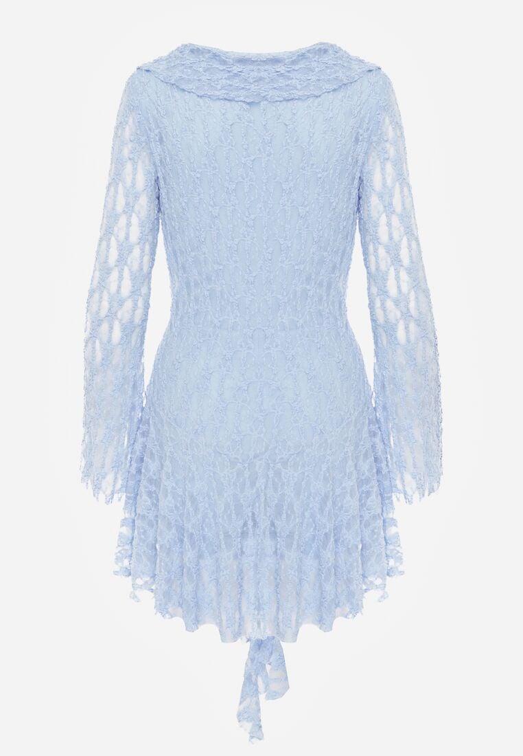 Niebieska Koronkowa Sukienka z Falbankami i Wiązaniem przy Dekolcie Delanatea 7