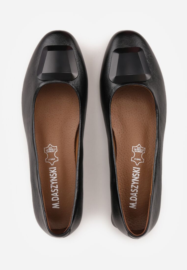 Czarne Czółenka na Niskim Obcasie z Elegancką Aplikacją i Skórzaną Wkładką Cezaline 6