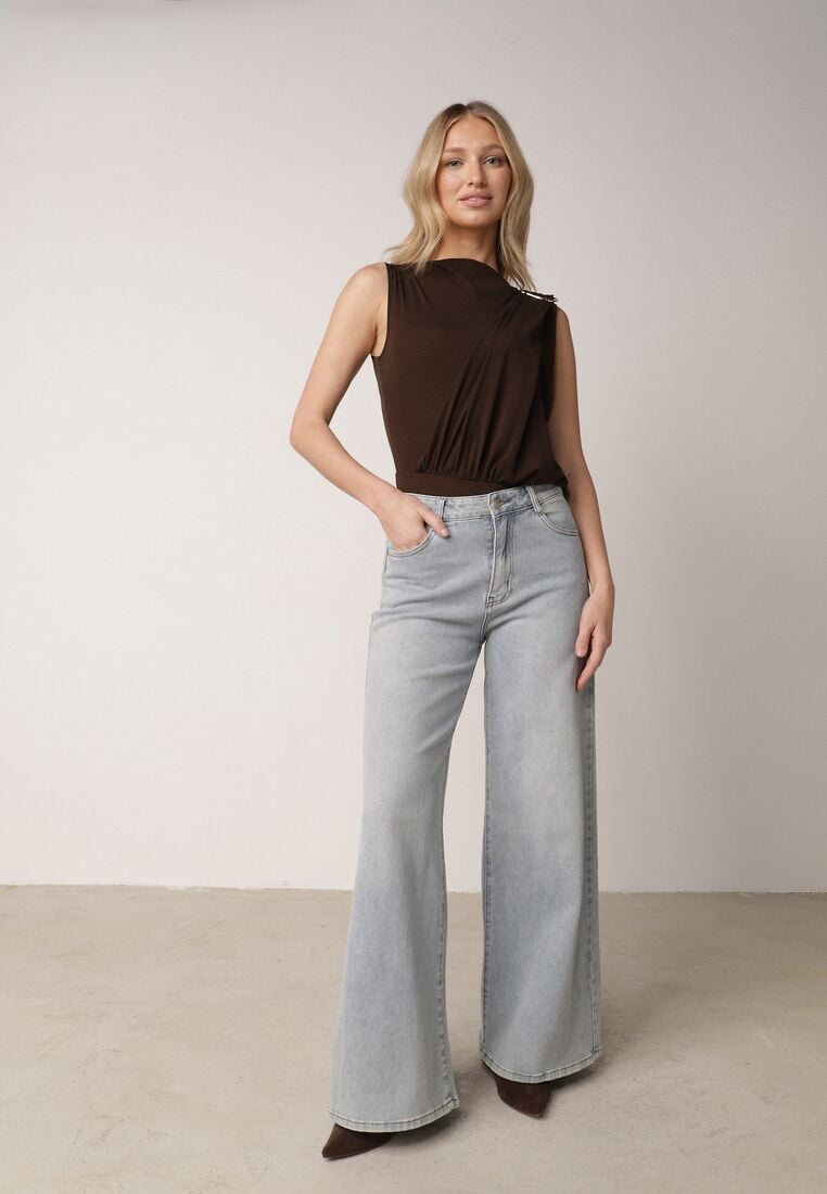 Brązowe Marszczone Body z Dekoltem Łódka i Ozdobną Aplikacją na Ramieniu Carlenka 4