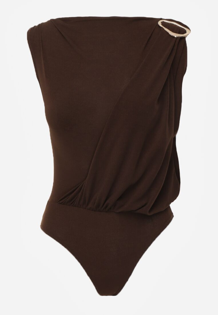 Brązowe Marszczone Body z Dekoltem Łódka i Ozdobną Aplikacją na Ramieniu Carlenka 6
