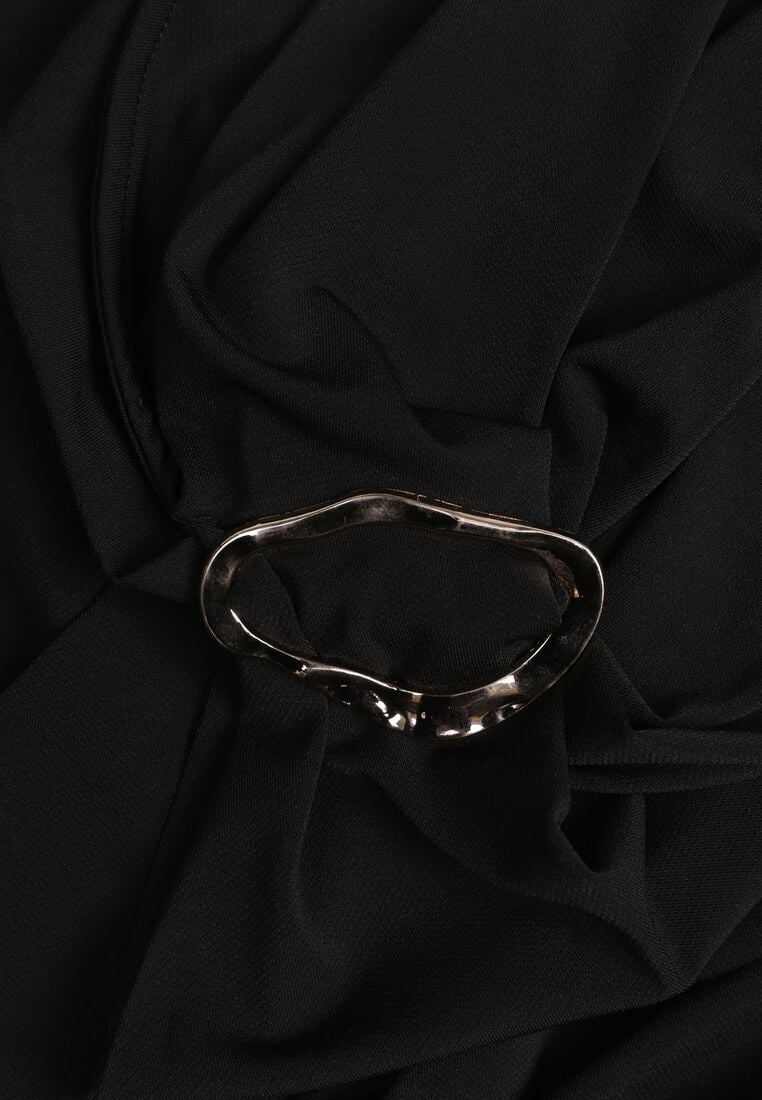 Czarne Marszczone Body z Dekoltem Łódka i Ozdobną Aplikacją na Ramieniu Carlenka 8