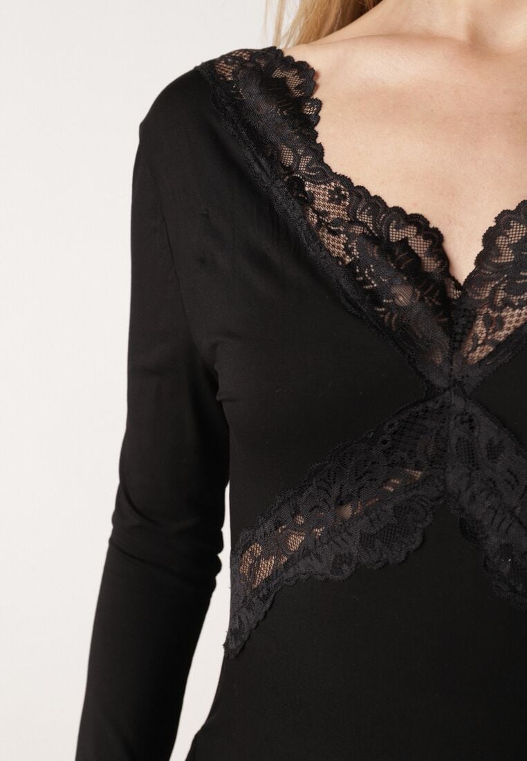 Czarna Koktajlowa Sukienka z Wiskozy Zdobiona Falbanami Koronką i Wiązaniem Felycia 5