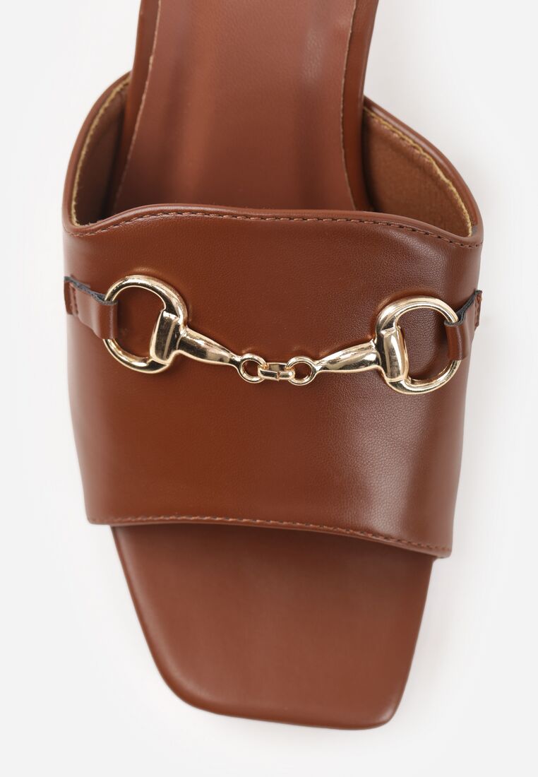 Brązowe Eleganckie Klapki na Słupku z Odkrytym Noskiem i Metaliczną Aplikacją Anazia 8