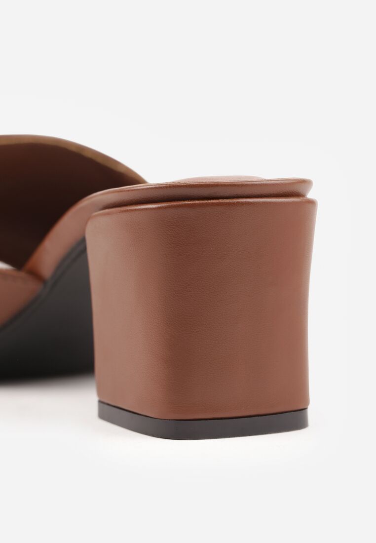 Brązowe Eleganckie Klapki na Słupku z Odkrytym Noskiem i Metaliczną Aplikacją Anazia 9