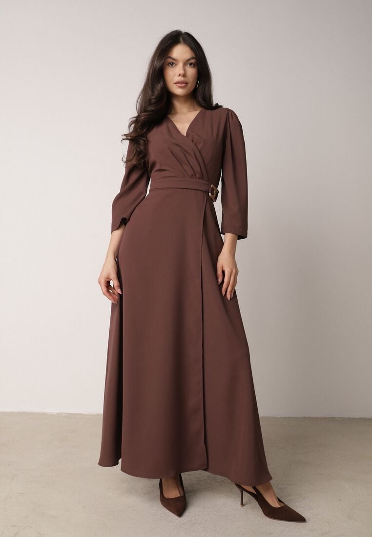 Brązowa Kopertowa Sukienka Wieczorowa z Metaliczną Aplikacją w Talii Henalana 1