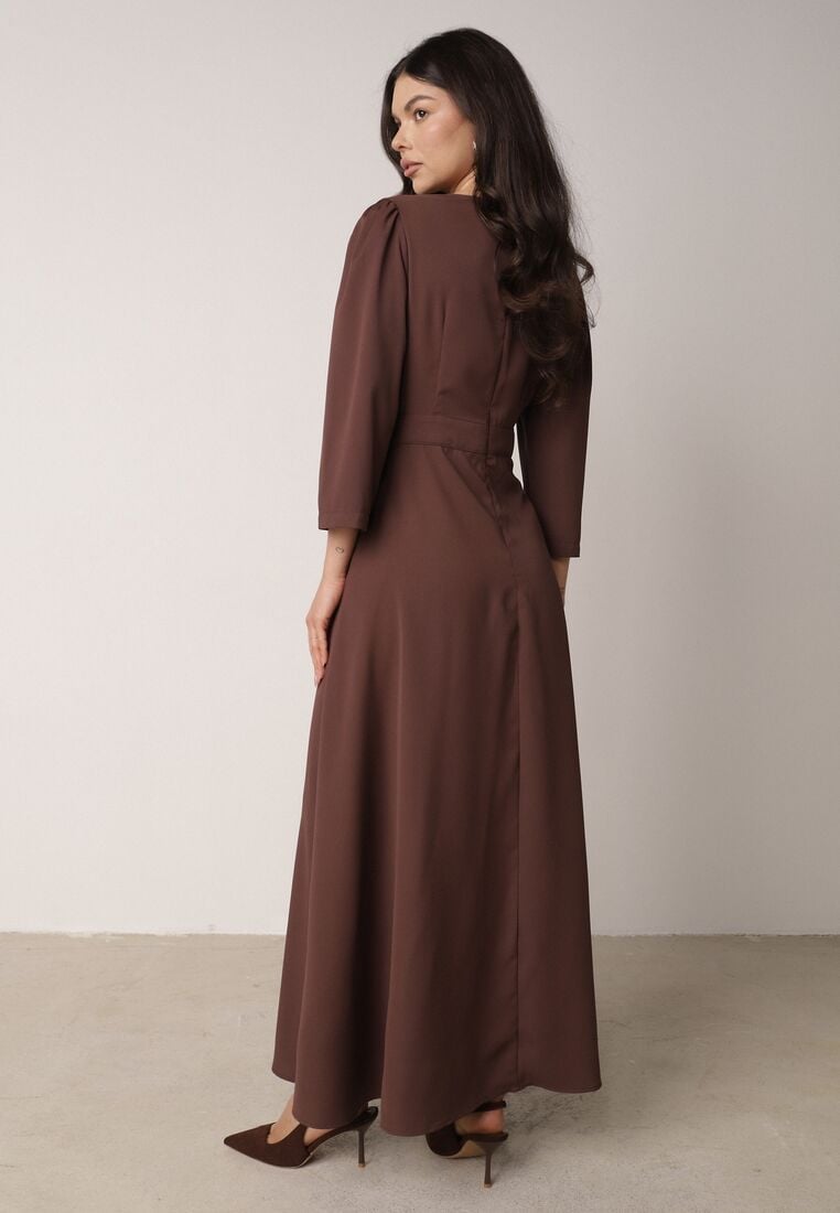 Brązowa Kopertowa Sukienka Wieczorowa z Metaliczną Aplikacją w Talii Henalana 3