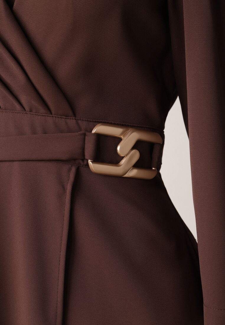 Brązowa Kopertowa Sukienka Wieczorowa z Metaliczną Aplikacją w Talii Henalana 5