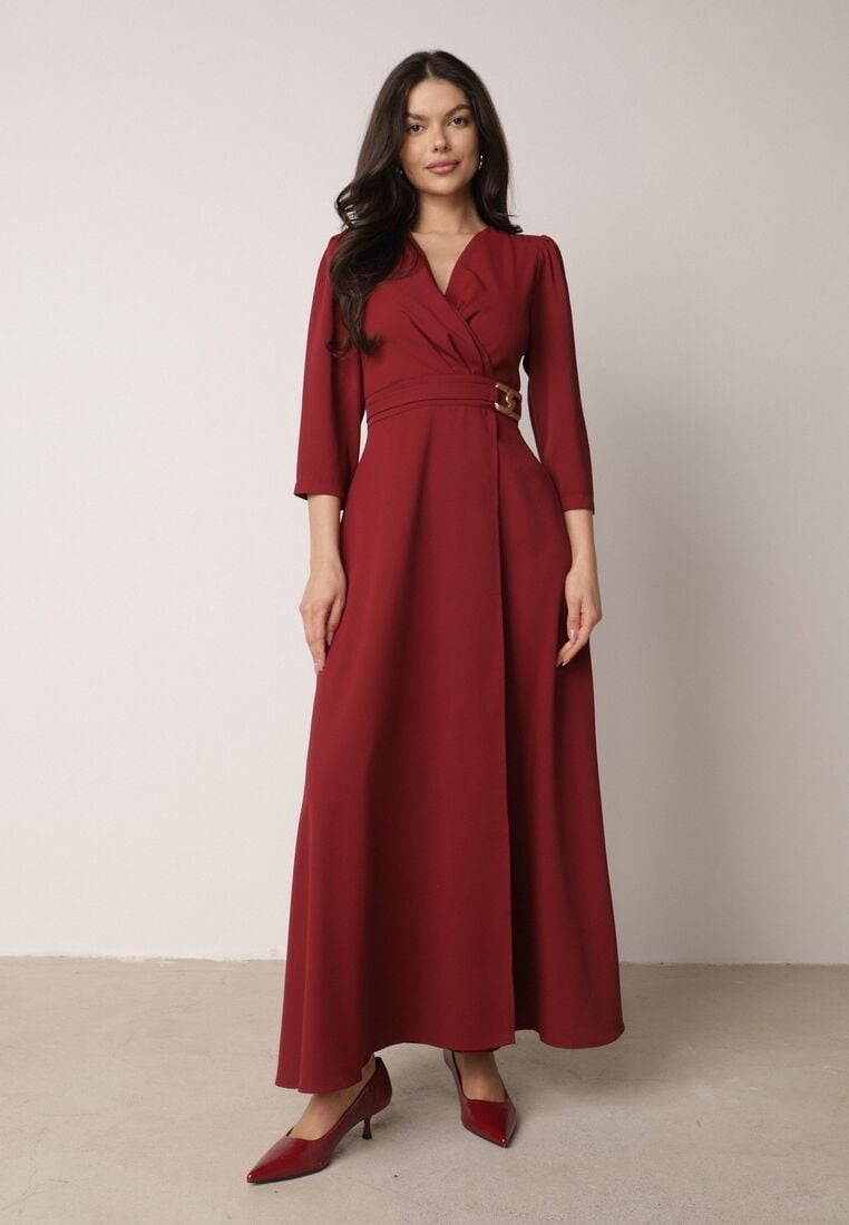 Bordowa Kopertowa Sukienka Wieczorowa z Metaliczną Aplikacją w Talii Henalana 2