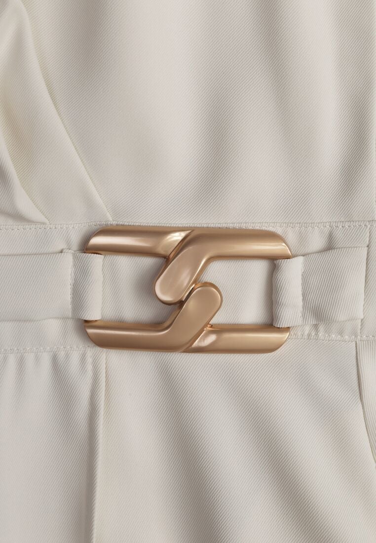 Jasnobeżowa Kopertowa Sukienka Wieczorowa z Metaliczną Aplikacją w Talii Henalana 8