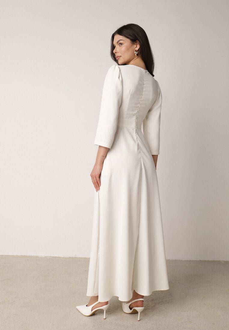 Jasnobeżowa Kopertowa Sukienka Wieczorowa z Metaliczną Aplikacją w Talii Henalana 3