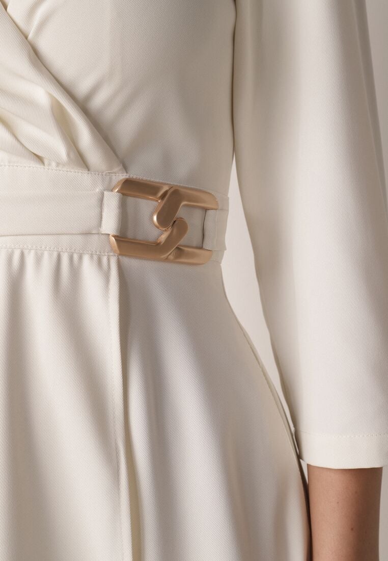 Jasnobeżowa Kopertowa Sukienka Wieczorowa z Metaliczną Aplikacją w Talii Henalana 5