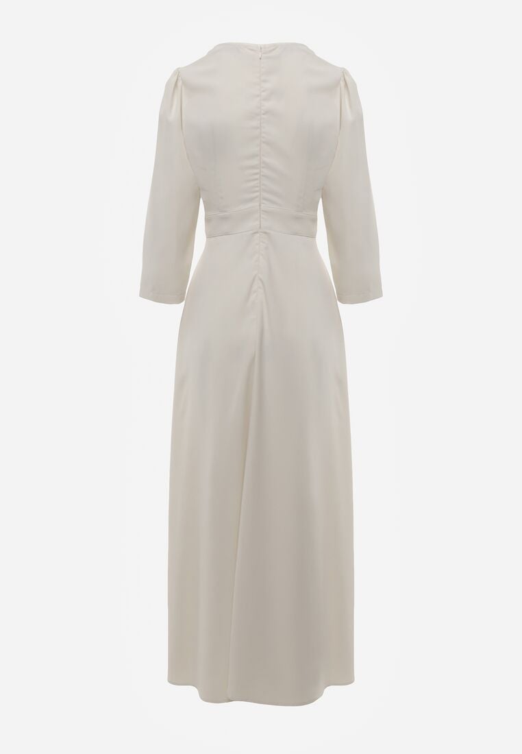 Jasnobeżowa Kopertowa Sukienka Wieczorowa z Metaliczną Aplikacją w Talii Henalana 7