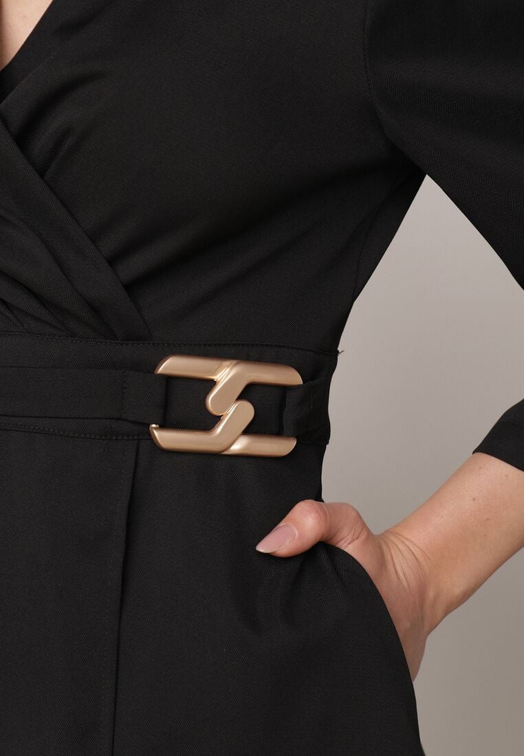 Czarna Kopertowa Sukienka Wieczorowa z Metaliczną Aplikacją w Talii Henalana 5