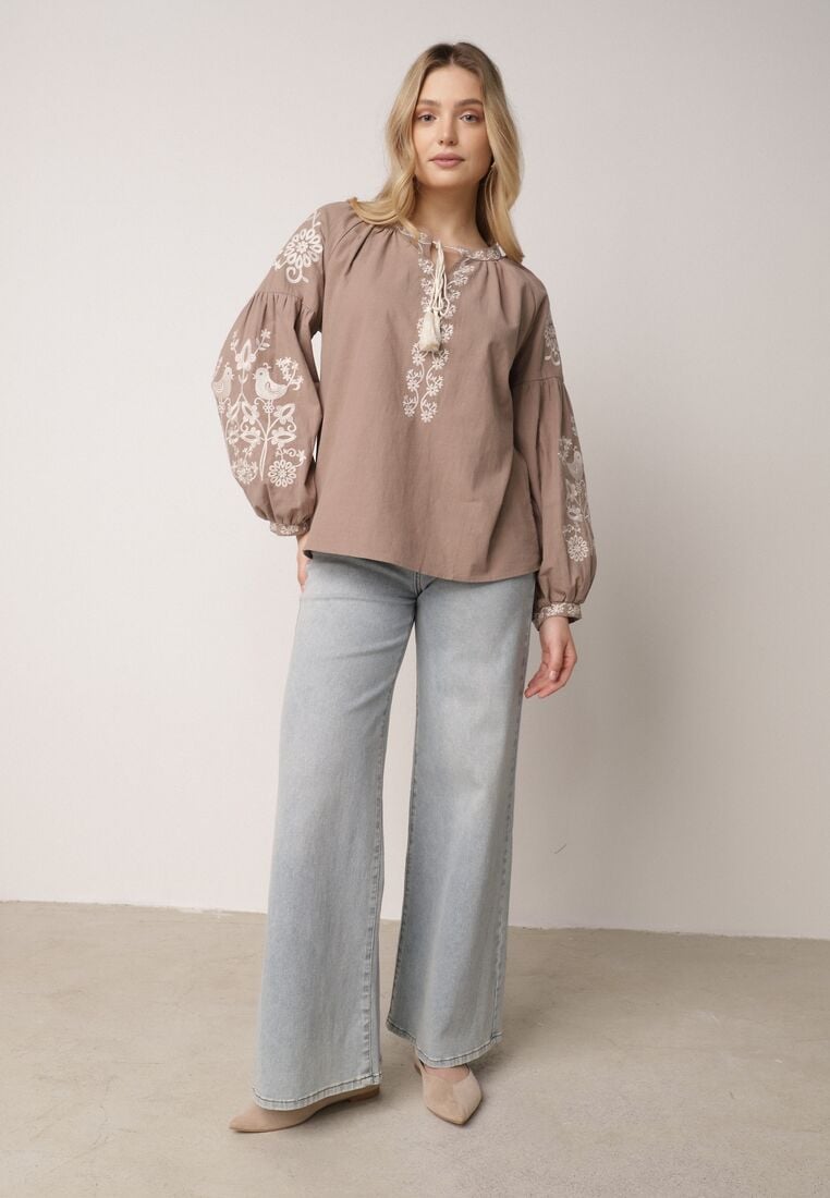 Beżowa Bawełniana Bluzka Boho z Ozdobnym Haftem i Sznurkiem z Frędzlami Lamegenia 2