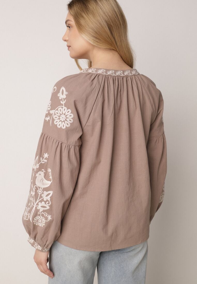 Beżowa Bawełniana Bluzka Boho z Ozdobnym Haftem i Sznurkiem z Frędzlami Lamegenia 3