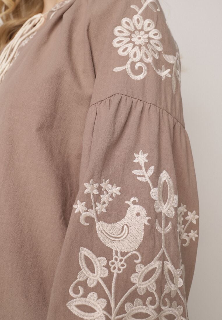Beżowa Bawełniana Bluzka Boho z Ozdobnym Haftem i Sznurkiem z Frędzlami Lamegenia 5