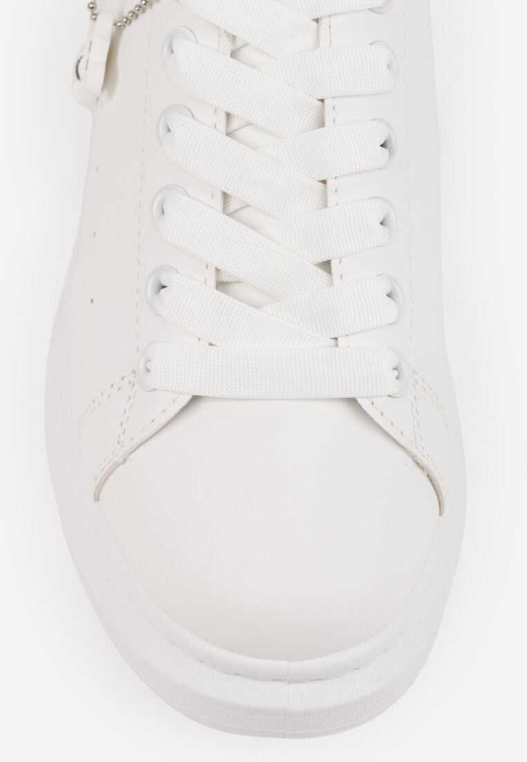 Białe Klasyczne Sneakersy z Ozdobną Zawieszką Tenevia 9
