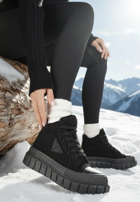 Czarne Botki Vices w Stylu Traperów z Grubą Tłoczoną Podeszwą z Ozdobą Alurriva 1