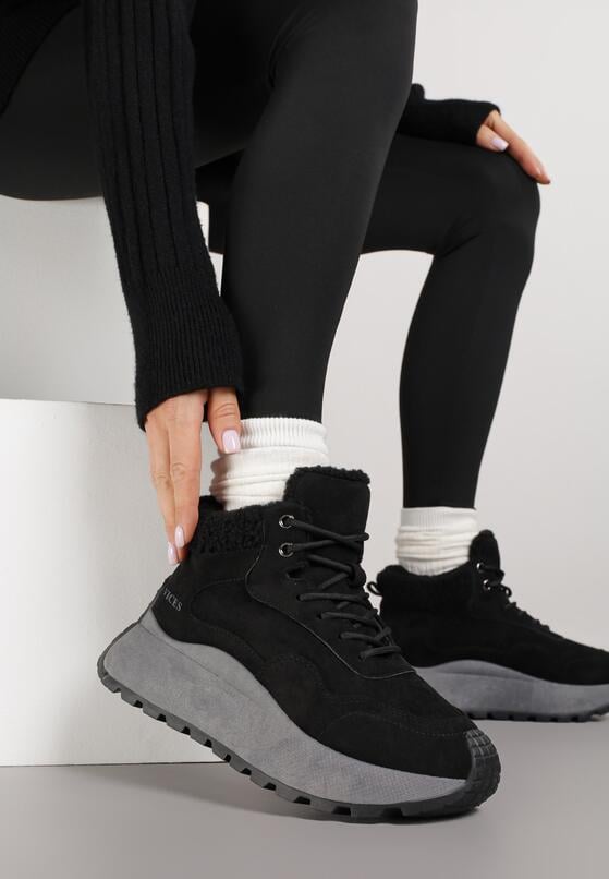 Czarne Sneakersy Śniegowce Vices na Grubej Podeszwie Ozdobione Futerkiem i Napisem Nelinena 2