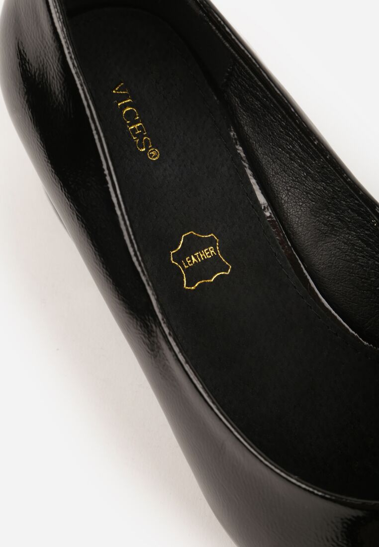 Czarne Czółenka na Obcasie Vices ze Skórzaną Wkładką Ozdobione Klamrą Aponelle 9
