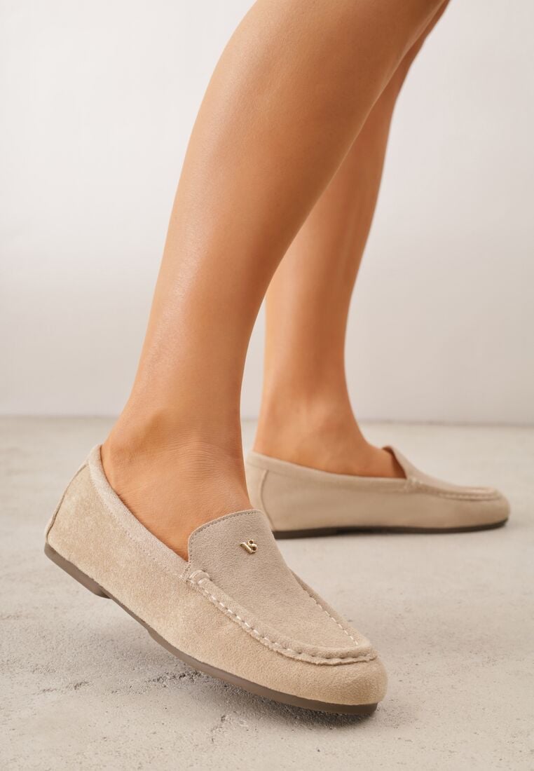 Jasnobeżowe Mokasyny VICES ze Skórzaną Wkładką i Metalową Ozdobą Aquilin 1