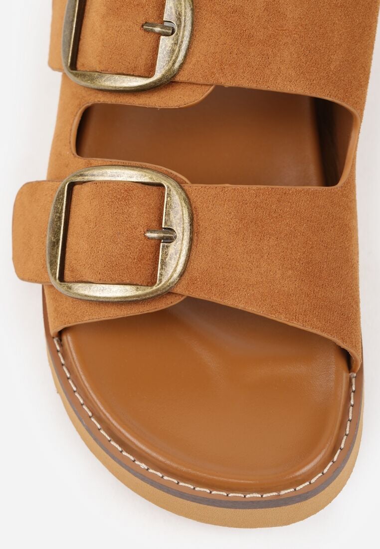 Jasnobrązowe Klapki VICES z Dwoma Paskami i Metalicznymi Klamrami Kaliniassi 8