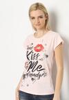 Różowy T-shirt Kiss Me