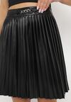 Czarna Plisowana Spódnica z Imitacji Skóry z Łańcuszkiem Hoshe