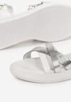 Białe Płaskie Sandały z Metalicznymi Paskami i Sprzączką Tayven