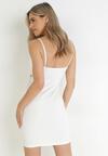 Biała Dopasowana Sukienka z Wycięciem w Talii i Łańcuszkami Amaura